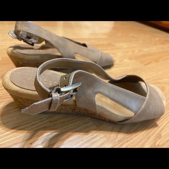 Aerosoles tan wedge sandals with adjustable strap size 10 - Picture 3 of 11